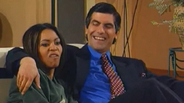 Πανέμορφη και με αφάνα μαλλί - Σπάνια εμφάνιση για την "Δεβόρα" 25χρόνια μετά το "Εκείνες και εγώ" στο πλάϊ του Γιάννη Μπέζου