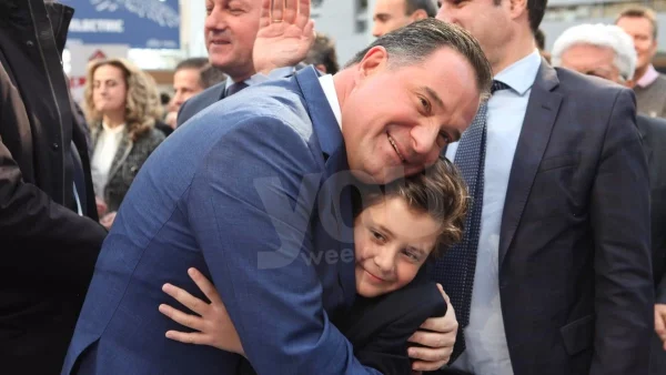 Στην αγκαλιά του Άδωνι Γεωργιάδη η Ευγενία Μανωλίδου και τα τέσσερα παιδιά τους - Έκοψαν πίτα με τον Χάρη Ρώμα και τον Αντώνη Ρέμο στο πλευρό τους