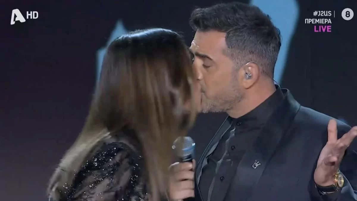 J2US: Το αναπάντεχο φιλί της Γιαγκούση με τον Κωνσταντινίδη στον αέρα του ALPHA