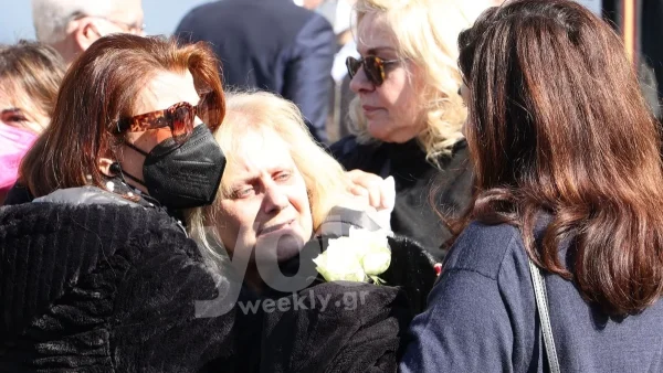 Βαρύ το κλίμα στην κηδεία του Νίκου Γιάννακα - Υποβασταζόμενα τα μέλη της οικογένειάς του