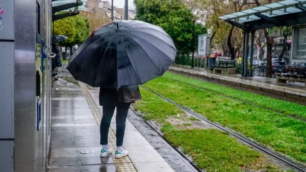 Καιρός: Σαββατοκύριακο με ασταμάτητη βροχή - "Πολικό ψύχος" σε όλη τη χώρα