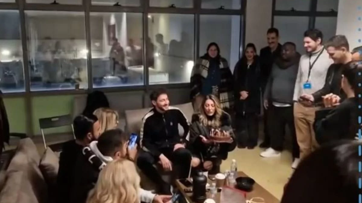 «Φιλί, φιλί» - Με τούρτα στα χέρια "μπούκαρε" στα καμαρίνια του J2US για τον Καλίδη η Λεάννα Μάρκογλου