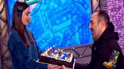 Γενέθλια για τον Αντώνη Κανάκη: «54 γίναμε...» - Η έκπληξη στο πλατό του Ράδιο Αρβύλα