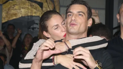 Στον Πόρο Κατερίνα Δαλάκα και Δημήτρης Φιντιρίκος - Η φωτογραφία με το τρυφερό φιλί στο στόμα