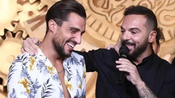 «Πολύ παρέα κάνεις με την οδοντογλυφίδα! Ξεχνάς τι περάσαμε όταν...» - Ενοχλημένος ο Τριαντάφυλλος με Κατσούλη & Κόρομι