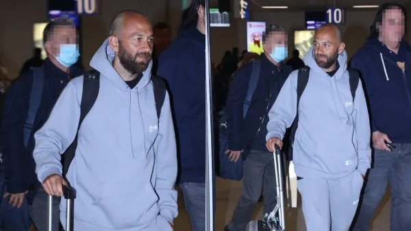 Εμφανίστηκε με μάσκα κλόουν - Η άφιξη του Κώστα Αναγνωστόπουλου στην Ελλάδα μετά την αποχώρηση του από το Survivor All Star