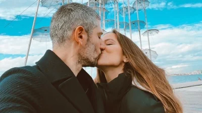 Αγκαλιασμένοι στο κρεβάτι - Η τρυφερή ανάρτηση της Εριέττας Κούρκουλου με τον σύζυγο και τον γιο τους