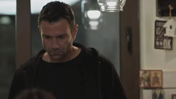 Γη της Ελιάς: Ο Μάνος "θρηνεί" για την Μαρίνα - Παίρνει την απόφαση να...