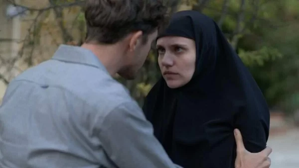 Μαύρο Ρόδο (6/2): Ταραγμένη η Ελισάβετ - Ο Πέτρος της ζητάει να...