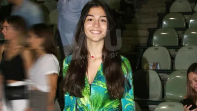 Ξανθιά με κόκκινο κολλητό φόρεμα - Η αισθησιακή αποκριάτικη στολή της Μελίνας Νικολαϊδη