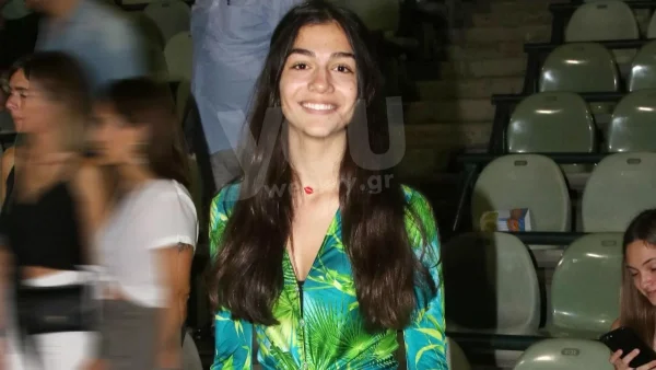 Ξανθιά με κόκκινο κολλητό φόρεμα - Η αισθησιακή αποκριάτικη στολή της Μελίνας Νικολαϊδη