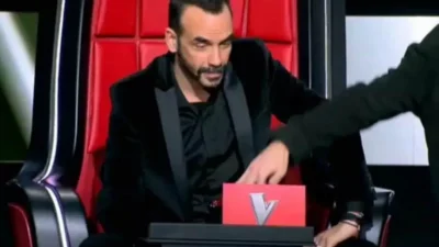 The voice: ''Κόκκαλο'' το κοινό με την κίνηση του Αργυρού - Σηκώθηκε και πάτησε με το ζόρι το κουμπί του Μουζουράκη