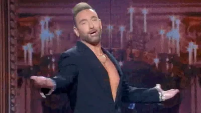 J2US: Με αβυσσαλέο μπούστο και τα πόδια έξω - Έπαθε σοκ μέχρι και ο Κοκλώνης με την εμφάνιση της Βανδή