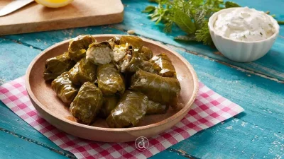 Δεν πρέπει να λείπουν από το τραπέζι της Καθαράς Δευτέρας - Ντολμαδάκια γιαλαντζί με σος γιαουρτιού