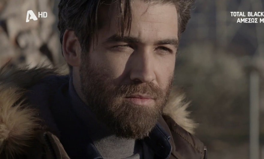 Σασμός  Πέφτει σε κώμα, συνέρχεται, βγαίνει από το νοσοκομείο και πεθαίνει