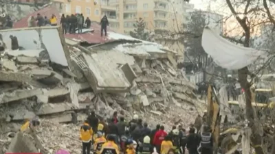 Σεισμός 7,8 - Χαμός από νεκρούς και εγκλωβισμένους