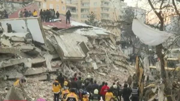 Σεισμός 7,8 - Χαμός από νεκρούς και εγκλωβισμένους