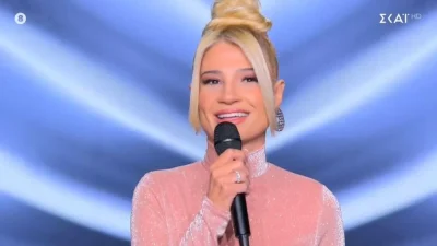 The Voice: Με τεράστιο σκίσιμο στο πόδι - Απαστράπτουσα η Φάιη Σκορδά με maxi φόρεμα στο 2ο live