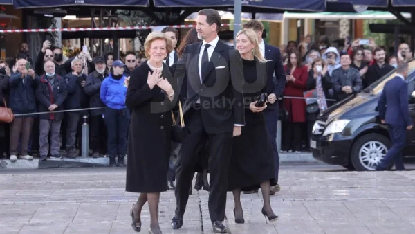 Τέως Βασιλιάς Κωνσταντίνος: Σύσσωμοι στη Μητρόπολη για το μνημόσυνο - Με σκυφτό κεφάλι η κόρη του Παύλου