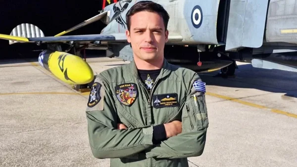 Ανδραβίδα: Σε εξέλιξη η κηδεία του υποσμηναγού Μάριου Τουρούτσικα - Οι τραγικές φιγούρες των γονιών του