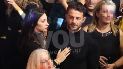 Της κράταγε το χέρι & της ψιθύριζε στο αυτί - Τα τρυφερά τετ α τετ Αγγελόπουλου και Βαμβακούση στα μπουζούκια