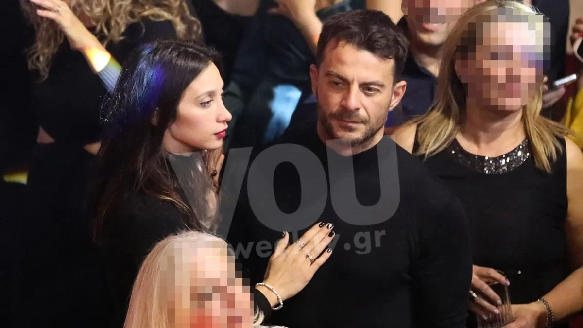 Της κράταγε το χέρι & της ψιθύριζε στο αυτί - Τα τρυφερά τετ α τετ Αγγελόπουλου και Βαμβακούση στα μπουζούκια