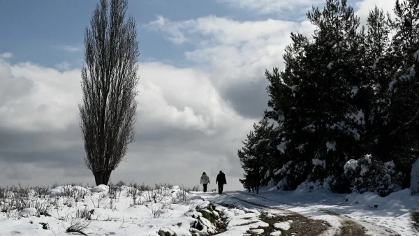 Καιρός (4/2): Πέφτουν οι πρώτες νιφάδες χιονιού - Ποιες περιοχές κινδυνεύουν