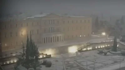 Στα λευκά η Βουλή - Μαγευτικές εικόνες από το χιονισμένο Σύνταγμα