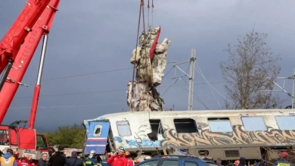 Τέμπη: Ταυτοποιήθηκαν δύο ακόμη σοροί - Ένας 20χρονος και μία 19χρονη ανάμεσα στα θύματα της φονικής σύγκρουσης