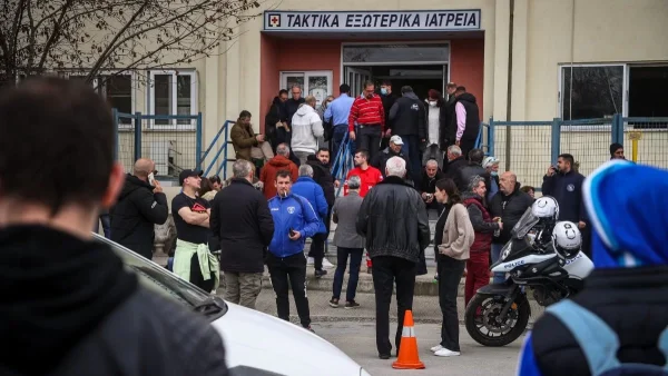 Τραγωδία Τέμπη: «Αλήτες μου φάγατε το παιδί» - Ο σπαραγμός μάνας έξω από το νοσοκομείο έχοντας ταυτοποιήσει τη σορό του