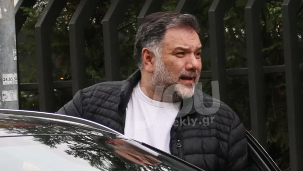 Σε αμηχανία ο Γρηγόρης Αρναούτογλου: «Μη το κάνετε αυτό, στεναχωριέμαι» - Το άγνωστο περιστατικό με δημοσιογράφο έξω από το σπίτι του