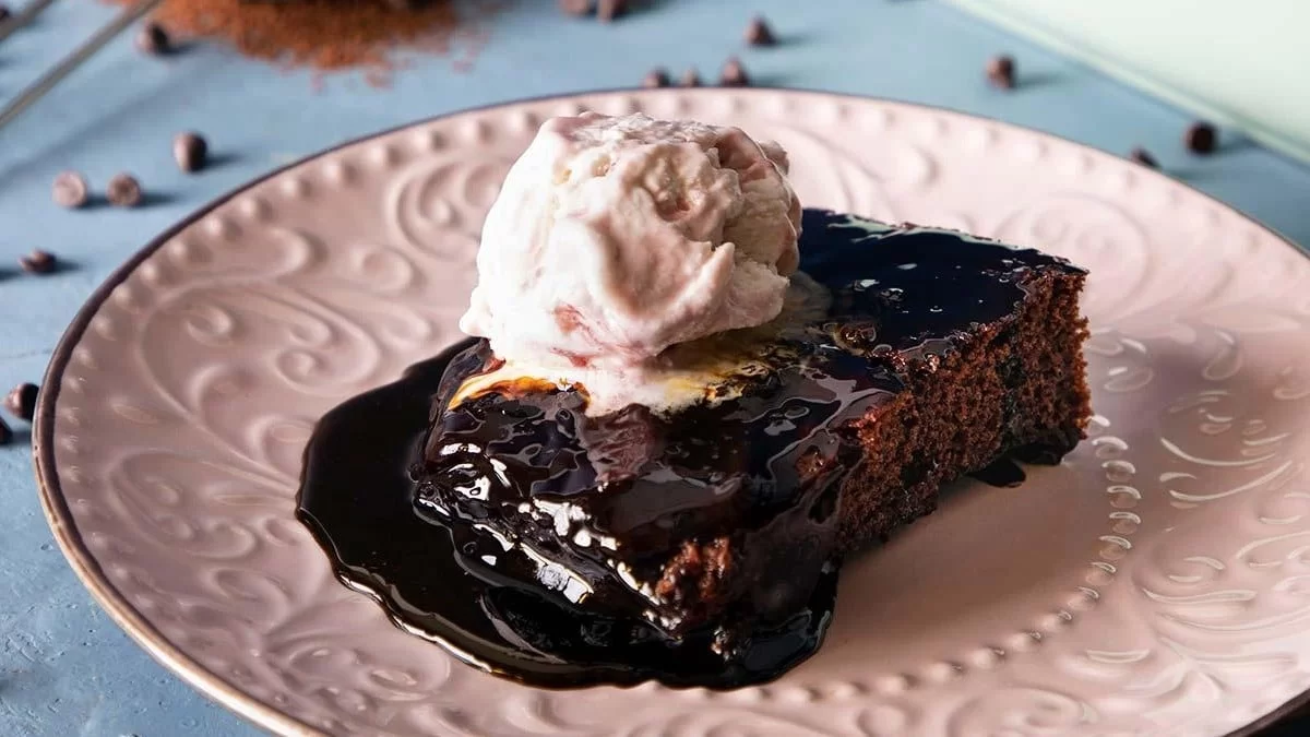 Θέλει 5 λεπτά και λίγα υλικά - Νηστίσιμη σιροπιαστή σοκολατόπιτα χωρίς μίξερ & αυγά