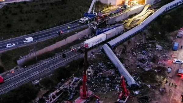 Τέμπη: «Θυμάμαι ότι δάγκωνα γυαλιά, το αίμα έτρεχε ποτάμι...» - Ανατριχίλα με την περιγραφή 25χρονης από το 3ο βαγόνι της τραγωδίας