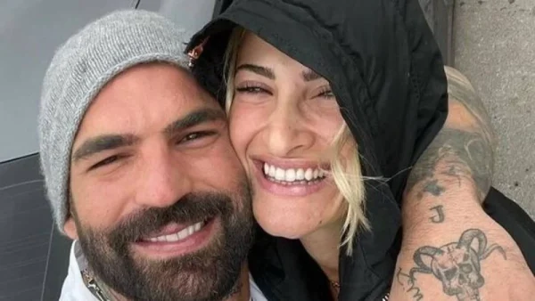 Τον κρατούσε στον αέρα - Η τρυφερή φωτογραφία του Αλεξάνδρου με το γιο του στο χιονισμένο Παρνασσό