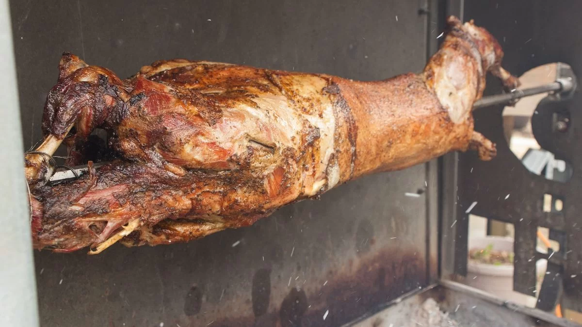 Πάσχα 2023: «Τα εντόσθια πρέπει να έχουν...» - 5 πράγματα που πρέπει να προσέξετε για να μην αγοράσετε «σάπιο» αρνί