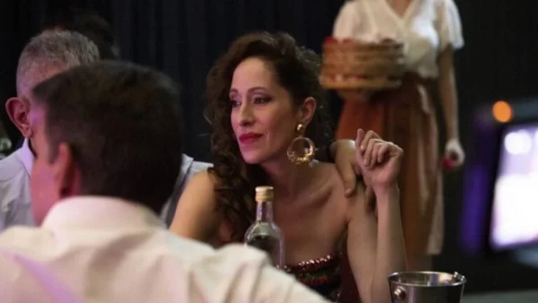 Αυτή η νύχτα μένει (10/3): Ένας νέος έρωτας γεννιέται - Πέφτει στην αγκαλιά του και τον φιλάει