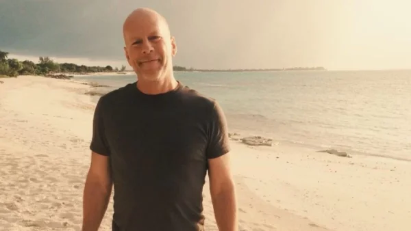 Παραπατούσε και έχανε τα βήματά του - Η πρώτη δημόσια εμφάνιση του Μπρους Γουίλις μετά τη διάγνωση του με άνοια