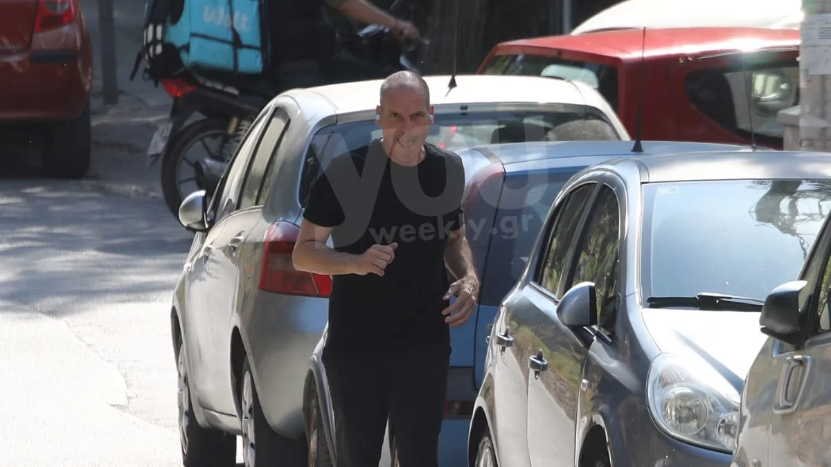 Πρώτα τον έβρισαν και μετά άρχισαν να τον χτυπούν - Κακέ καρέ το βίντεο από τον ξυλοδαρμό του Γιάνη Βαρουφάκη