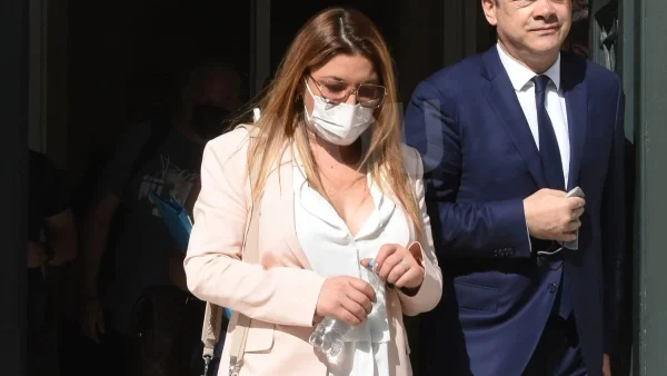 Έλενα Παπαρίζου: «Καλύτερα να τραγουδάς παρά...» - Θύελλα αντιδράσεων για την συνέντευξη της περί "άφυλων παιδιών"