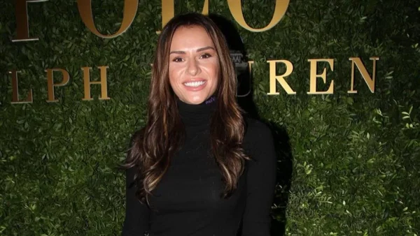 Δύσκολα τις ξεχωρίζεις - Η φωτογραφία της Ελένης Τσολάκη με την αδερφή της στην Θεσσαλονίκη