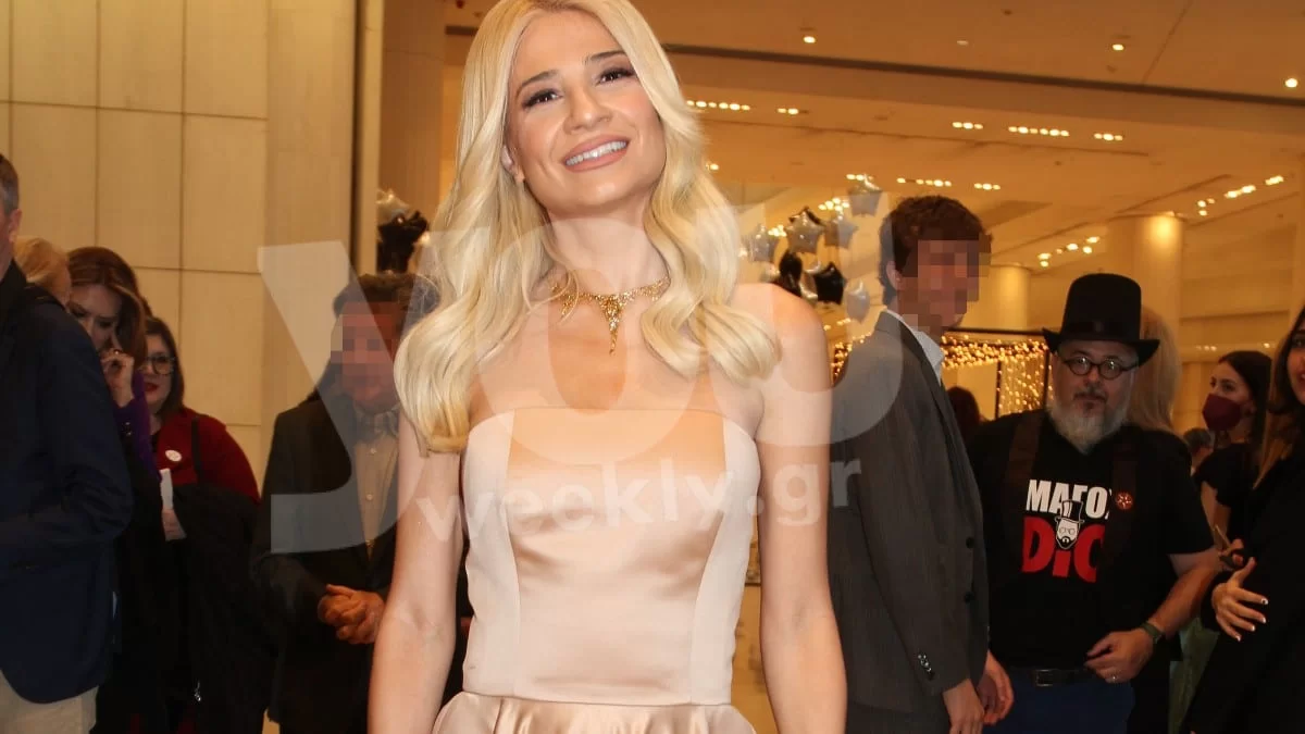 Με ολόχρυσο μακρύ φόρεμα στη «Βραδιά του Ευχαριστώ» του Make A Wish - Τράβηξε όλα τα βλέμματα η Φαίη Σκορδά