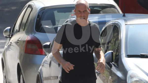 Συνελήφθη 17χρονος για τον ξυλοδαρμό του Γιάνη Βαρουφάκη στα Εξάρχεια