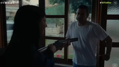 Γη της Ελιάς: «Χτυπιέμαι! Τι είδωλο» - Η Αρετή έμαθε ότι ο Ανδρέας είναι παντρεμένος και τον κυνήγαγε με την καραμπίνα