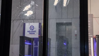 Τέμπη: Επίθεση με πέτρες στα γραφεία της Hellenic Train