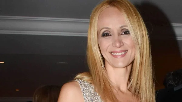 «Είναι ένας χώρος που πηγαίνουν οικογένειες εκεί» - Έξαλλη η Νάταλι Κάκκαβα για τον γυμνισμό σε παραλία της Σαρωνίδας