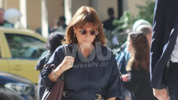 Συγκλονίζει η Κατερίνα Σακελλαροπούλου για την τραγωδία στα Τέμπη: «Είμαστε δίπλα τους» - Με φωτογραφίες των παιδιών τους στα χέρια οι γονείς έξω από τα νοσοκομεία