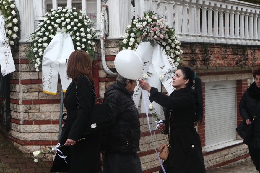 Κηδεία 23χρονης Τέμπη οικογένεια