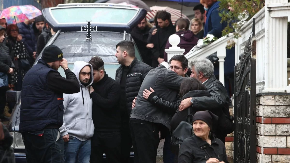 Τραγωδία Τέμπη: Ασύλληπτος θρήνος στην κηδεία της 23χρονης Ιφιγένειας - «Ο αρραβωνιαστικός της...»