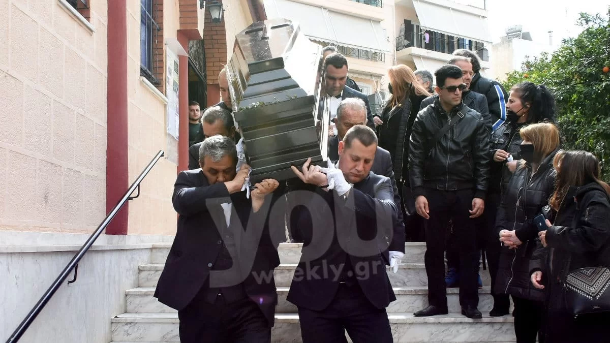 Σπαραγμός στο τελευταίο αντίο του Σταύρου Παντελίδη - Υποβασταζόμενη η γυναίκα του από το γιο και τη νύφη της