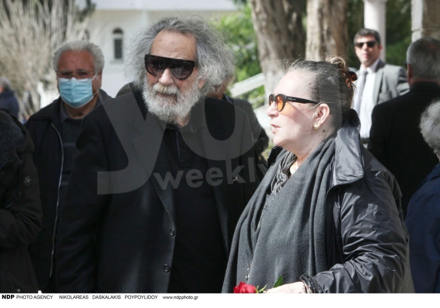 κηδεία Λάκη Παπαστάθη καλεσμένοι